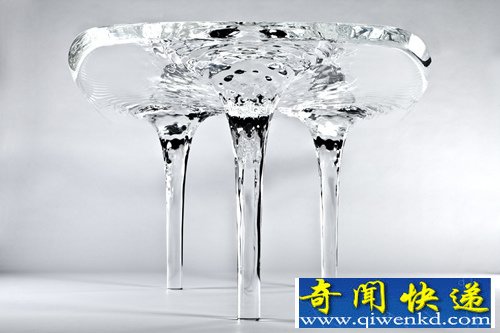 梦幻般的折射效果 流体冰桌凝结成冰变成支撑桌面的桌腿