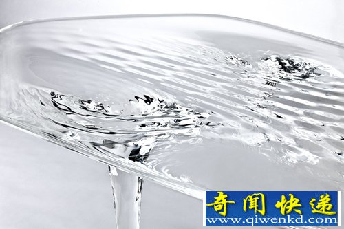 梦幻般的折射效果 流体冰桌凝结成冰变成支撑桌面的桌腿