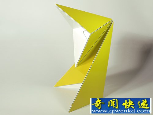 一块金属片 可折叠 能够轻松的折叠出台灯的形状