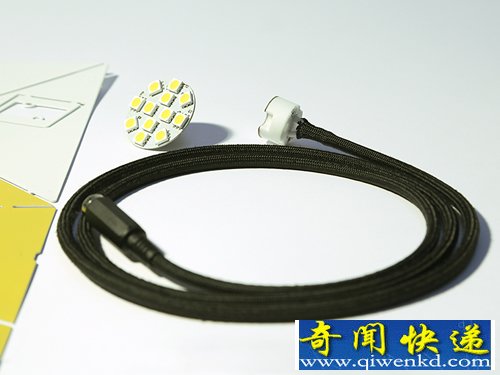 一块金属片 可折叠 能够轻松的折叠出台灯的形状