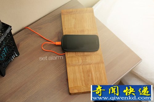 简单的移动 Tangible Alarm手机闹钟同步板