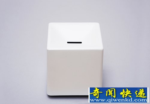 “Slanted”储蓄罐的入币口采用凹入斜角设计 简单好玩