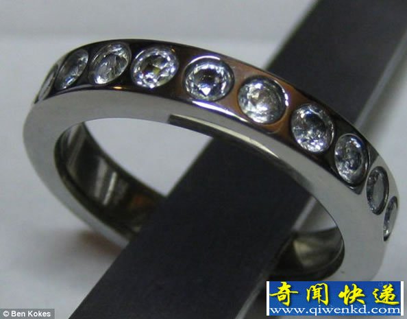 订婚戒指亮起时 未婚夫就在附近