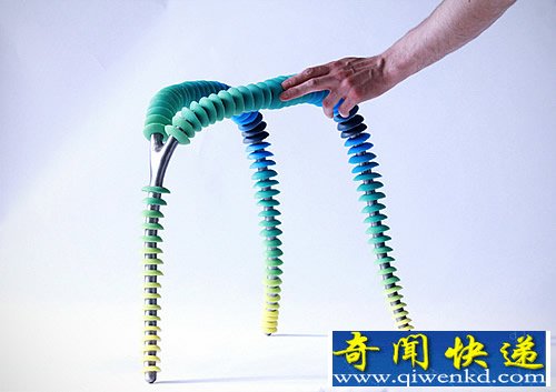 One by One“外星生物”凳子 还有椅子 造型很怪异