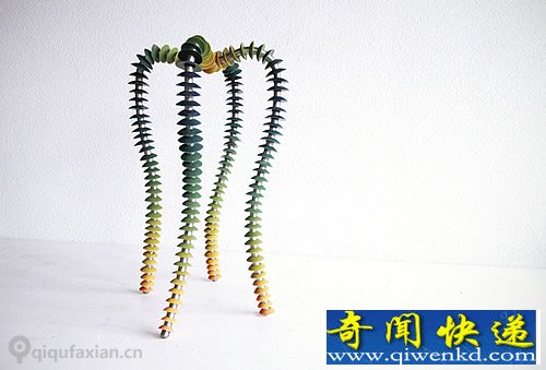 One by One“外星生物”凳子 还有椅子 造型很怪异