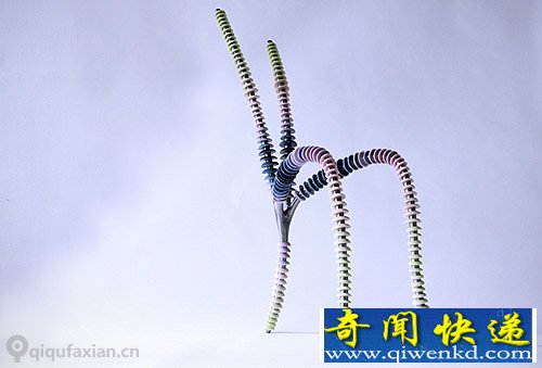 One by One“外星生物”凳子 还有椅子 造型很怪异