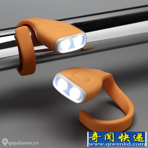 虫虫 一个柔软灵活的手电筒 可以缠绕在杆子上