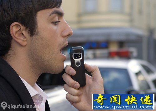 BACtrack 小巧的酒精检测仪 采用内部双流管来稳定气流