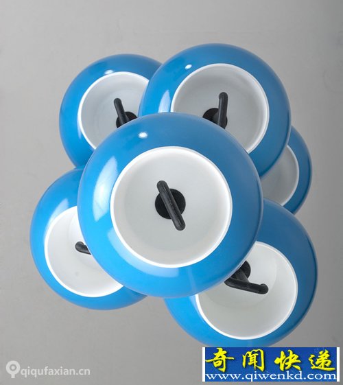 Pep 欺骗你的吊灯 实际它是一个多挂钩的衣帽架