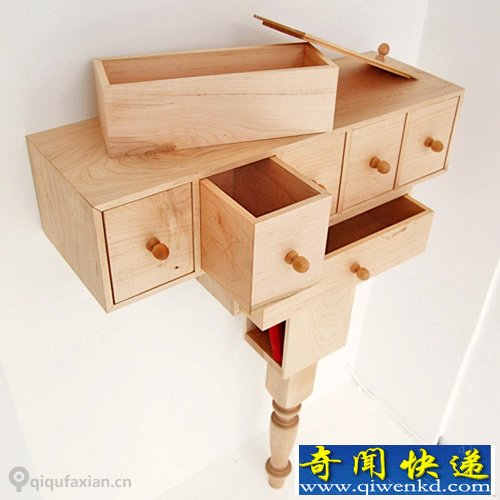 Console“金鸡独立”柜 只有一条腿