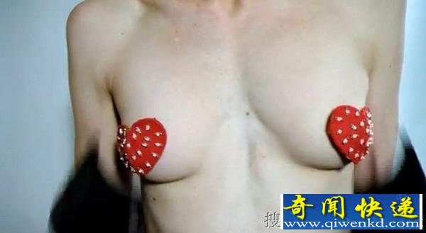 妙发明!拍拍手胸罩就掉下 别穿去球场.