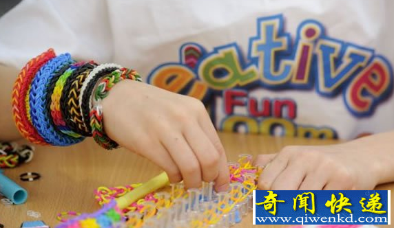 二万四千根橡皮筋竟然能编织成彩虹连衣