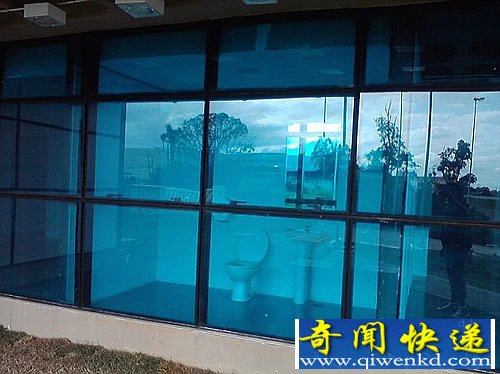 看光光 走光光 巴西惊现“透明公厕”遭吐槽