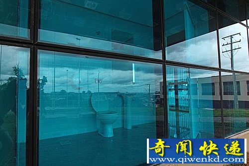 看光光 走光光 巴西惊现“透明公厕”遭吐槽