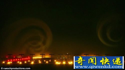 飞机降落 带来美妙壮观的“卷云”景象