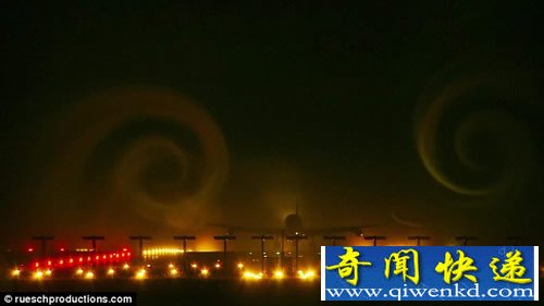飞机降落 带来美妙壮观的“卷云”景象