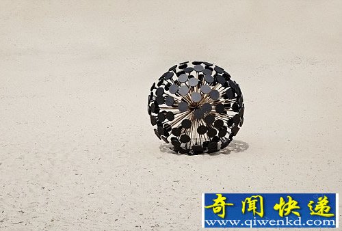 巨大的“蒲公英”装置 滚动在风中引爆地雷