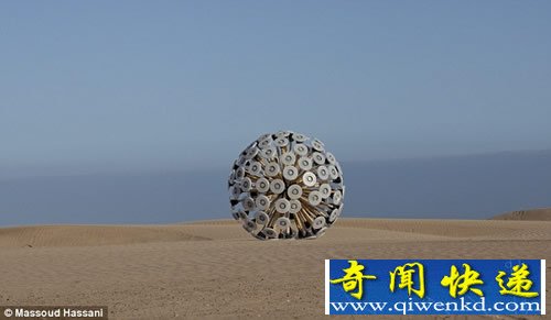 巨大的“蒲公英”装置 滚动在风中引爆地雷