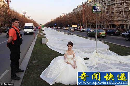 1.85英里 世界最长的婚纱 造价5000英镑