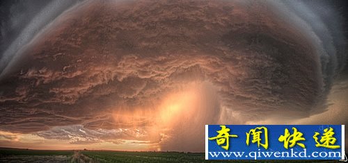惊人的超级单体雷暴云 就像“雷神”下凡场面惊人