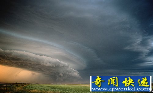 惊人的超级单体雷暴云 就像“雷神”下凡场面惊人