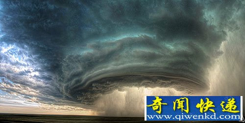 惊人的超级单体雷暴云 就像“雷神”下凡场面惊人