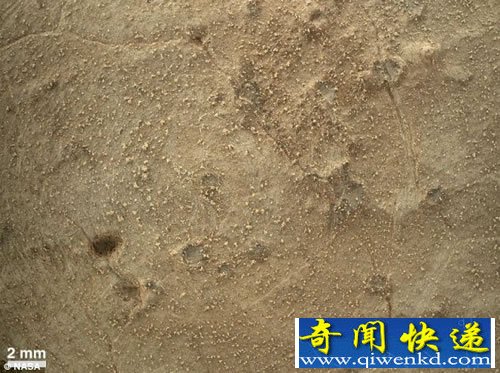 “好奇号”首次在火星上扫灰尘