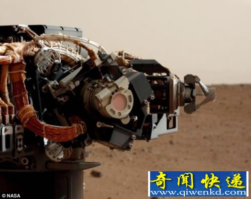 “好奇号”首次在火星上扫灰尘