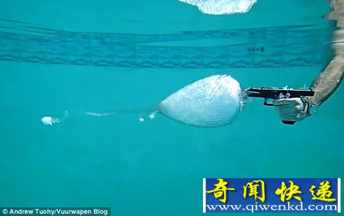水下玩枪 子弹开花 反冲作用力非常强