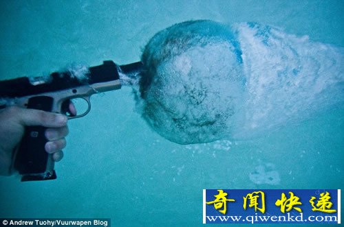 水下玩枪 子弹开花 反冲作用力非常强