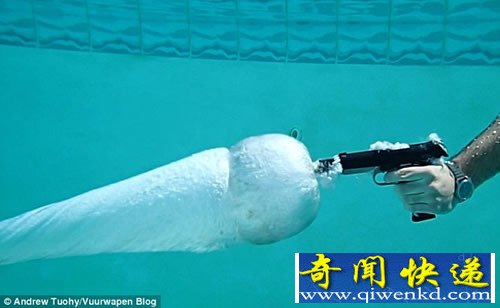 水下玩枪 子弹开花 反冲作用力非常强