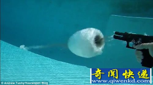水下玩枪 子弹开花 反冲作用力非常强