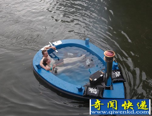 HotTug 行驶在湖里的热水浴池 最多可以同时乘坐六人