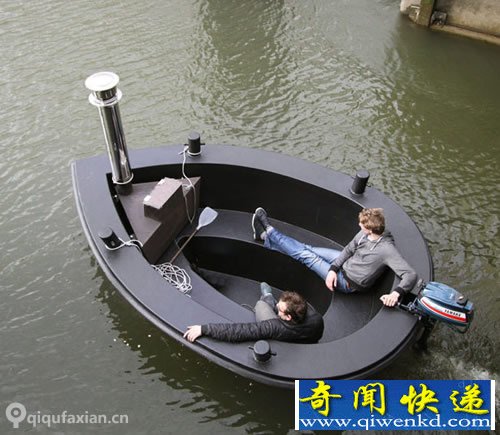 HotTug 行驶在湖里的热水浴池 最多可以同时乘坐六人