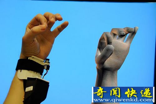 无所不能的遥控器 可控制电视 可接听电话