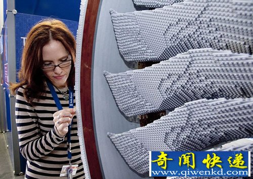 15万块乐高积木 搭建劳斯莱斯喷气发动机 美复制品