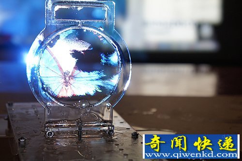 世界上最薄的屏幕 它只是一个肥皂泡 这是史无前例的