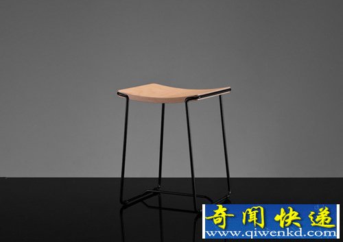 Wrap 三高凳子 采用钢材质的金属框架和胶合板材质椅面