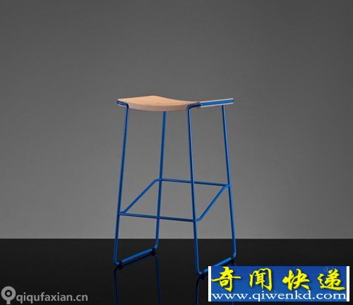 Wrap 三高凳子 采用钢材质的金属框架和胶合板材质椅面