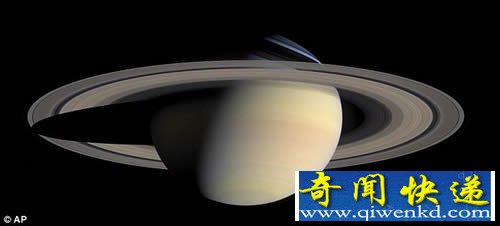 巨大的“雪球”穿过土星光环 在阳光下闪闪发光