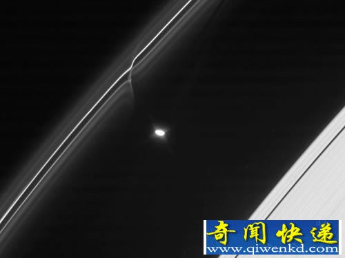 巨大的“雪球”穿过土星光环 在阳光下闪闪发光