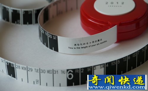 所谓“卷尺日历”就是将卷尺和日历相结合的设计