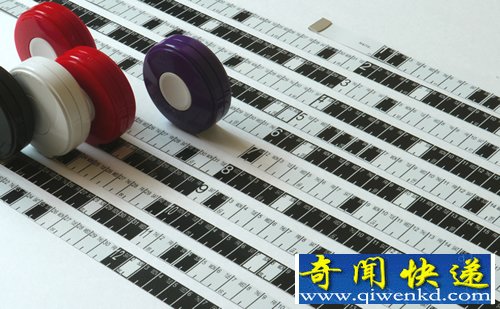 所谓“卷尺日历”就是将卷尺和日历相结合的设计