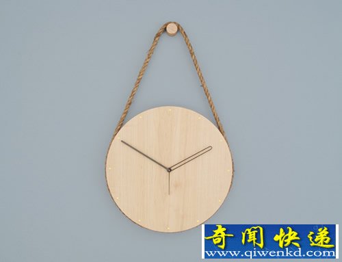 一个坚实的枫木材质的时钟