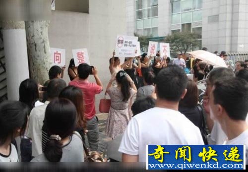 街头“纱布姐” 口号真雷人抗议整容