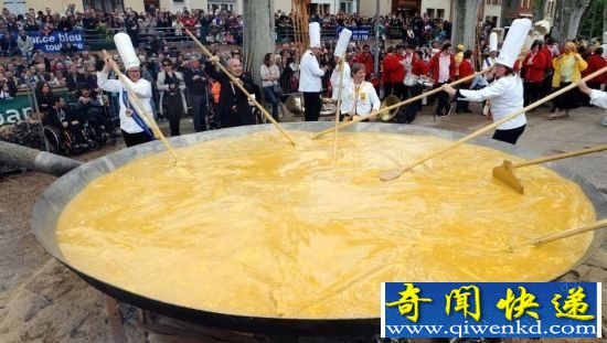 看!世界最长油条达3.72米15斤重