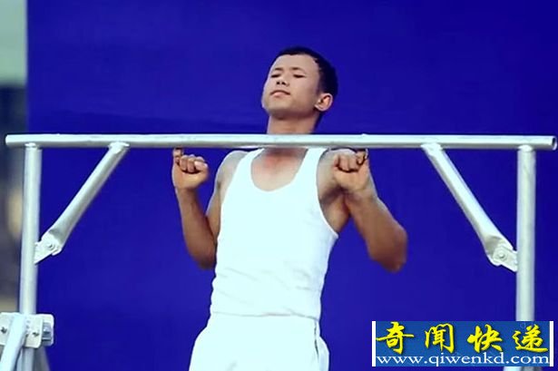 世界上用小指引体向上做最多的人 印度男30秒16次