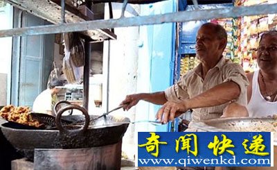 大爷,您的手疼么? 印度奇男子徒手下油锅炸薯条