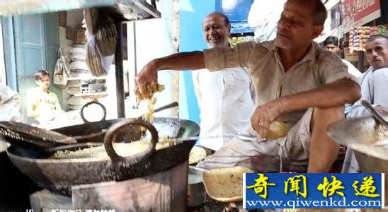 大爷,您的手疼么? 印度奇男子徒手下油锅炸薯条