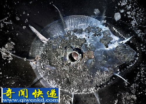 尖弹射击玻璃时产生的效果